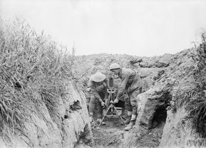 Two Australians set up a Stokes mortar in the summer of 1918. IWM.